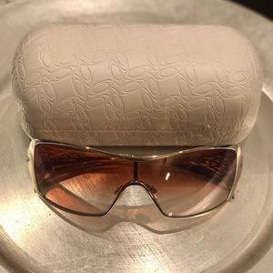 Oakley “dart” women’s gold tint sunglasses 😎